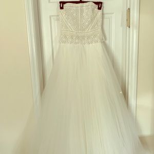 Beautiful wedding dress with veil!